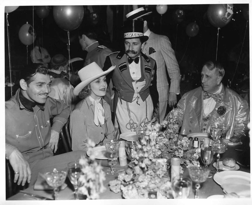 Кларк Гейбл, Кэрол Ломбард, Мервин ЛеРой и Уильям Херст на цирковой вечеринке