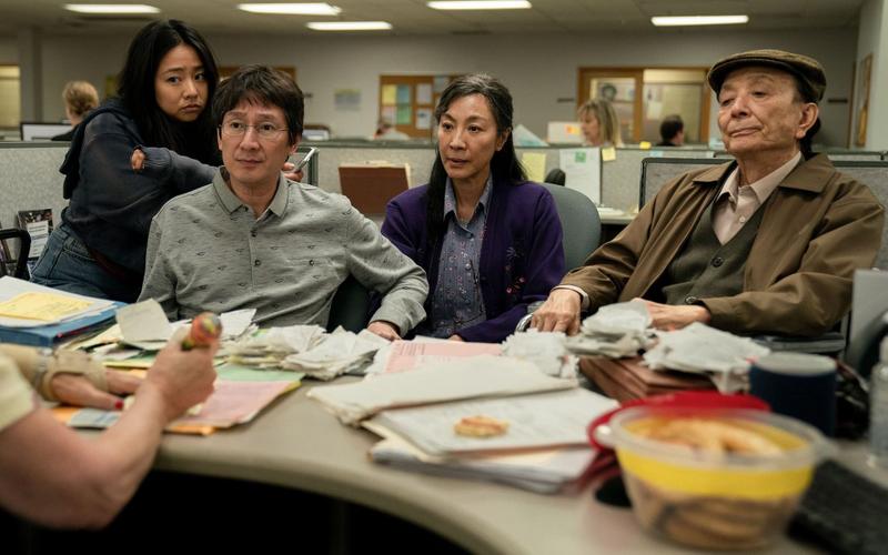 «Всё везде и сразу» стал самым титулованным фильмом в истории, опередив «Возвращение короля»