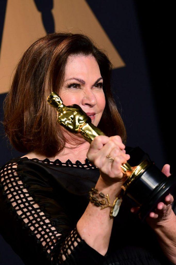 Коллин Этвуд с «Оскаром» за фильм «Фантастические твари и где они обитают»