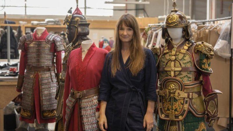 Бина Дайгелер на фоне костюмов из фильма «Мулан»