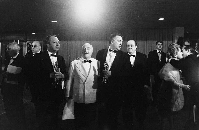 Пьеро Герарди и Федерико Феллини с «Оскарами» за «8 с половиной», 1962