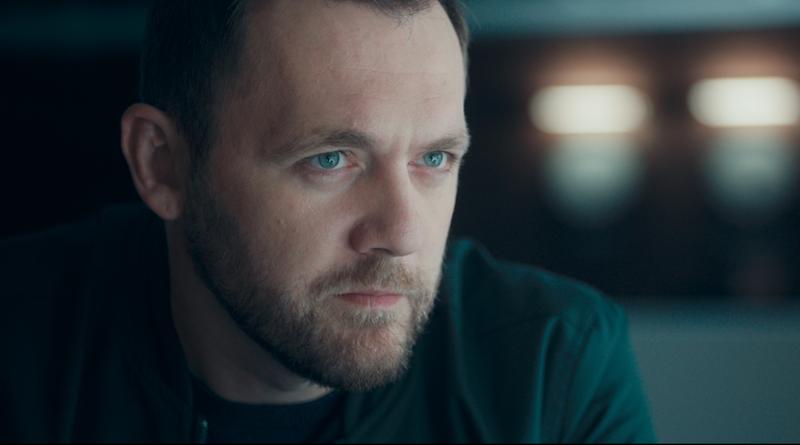 Интервью с Денисом Шведовым — сотрудником правоохранительных органов, который стремится добраться до разработчиков приложения BeHappy, в сериале «Оффлайн»