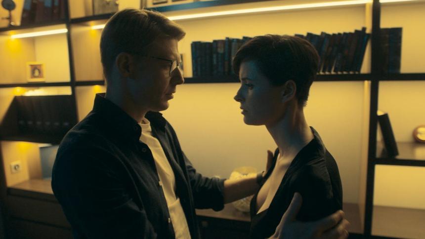 Кадр из сериала «Оффлайн».