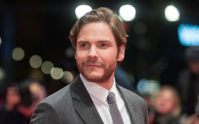 Даниэль Брюль сыграет модельера Карла Лагерфельда в сериале Disney+