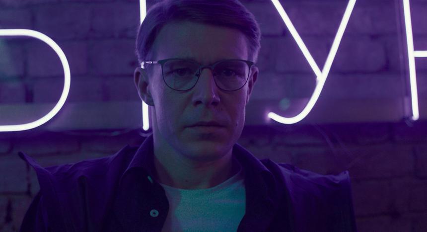 Кадр из сериала «Оффлайн».