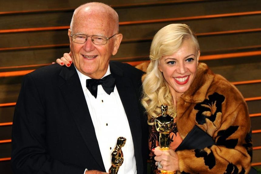 Кэтрин Мартин с двумя «Оскарами» за «Великого Гэтсби» (справа) и журналист Грейдон Картер (Слева)