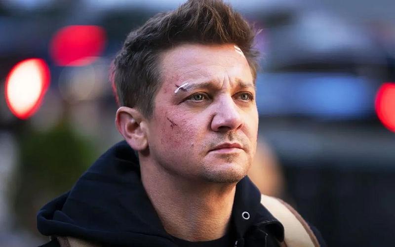 Джереми Реннер находится в «критическом, но стабильном» состоянии после аварии на снегоуборочной машине