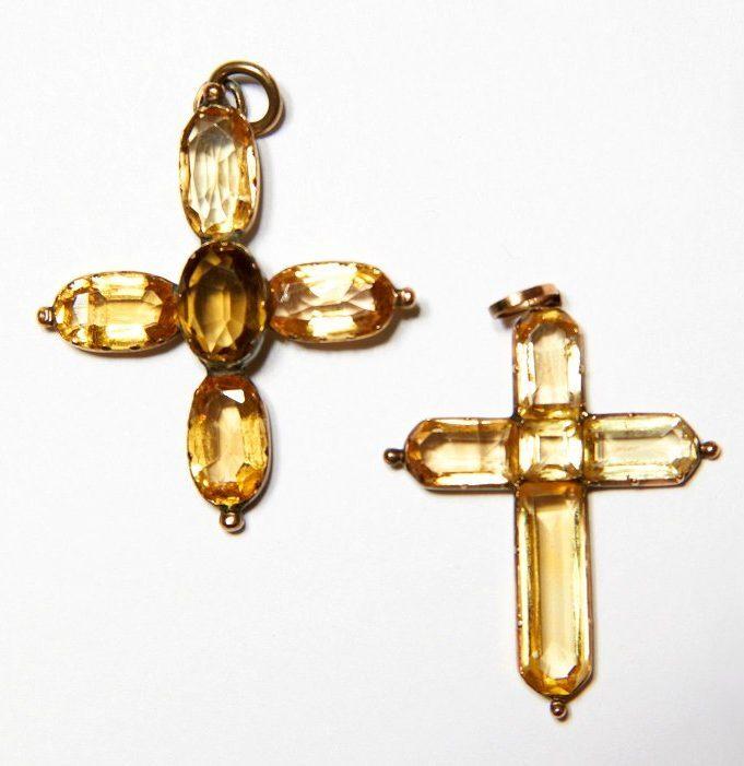 Экспонаты музея Джейн Остин в деревне Чоутон: слева — крест писательницы, подаренный ей братом Чарльзом, справа — крест ее сестры Кассандры