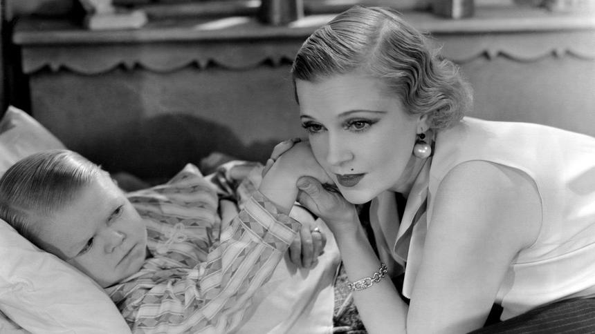 Ольга Бакланова на кадре из фильма «Уродцы»