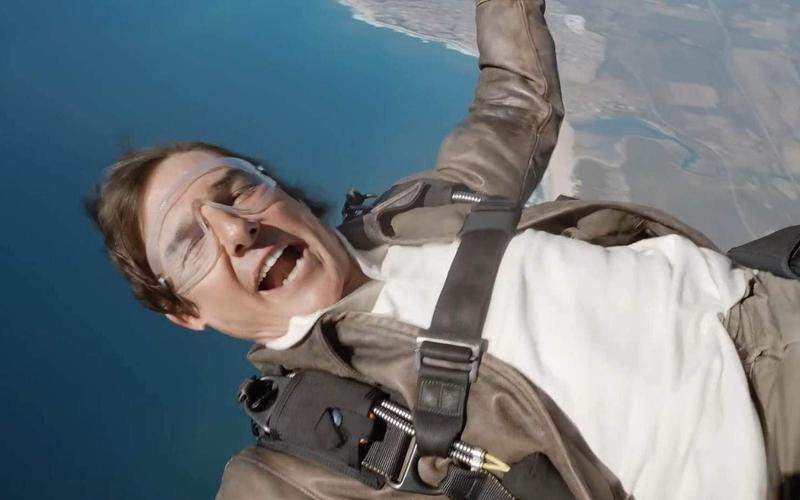 Видео: Том Круз поблагодарил фанатов за поддержку «Топ Ган: Мэверик» и выпрыгнул из самолета