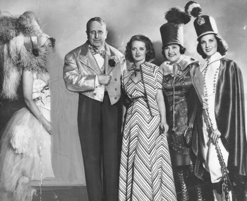 Фотография 1930-х годов, в центре — Уильям Херст и Бетт Дэвис