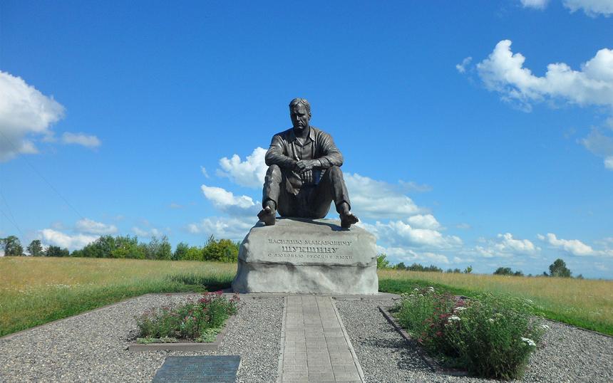 Памятник Василию Шукшину на горе Пикет, село Сростки, Алтайский край. Клуб «Юный журналист», г. Барнаул