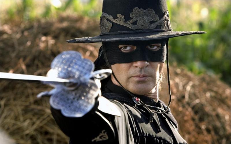 Антонио Бандерас предложил Тома Холланда на роль Зорро