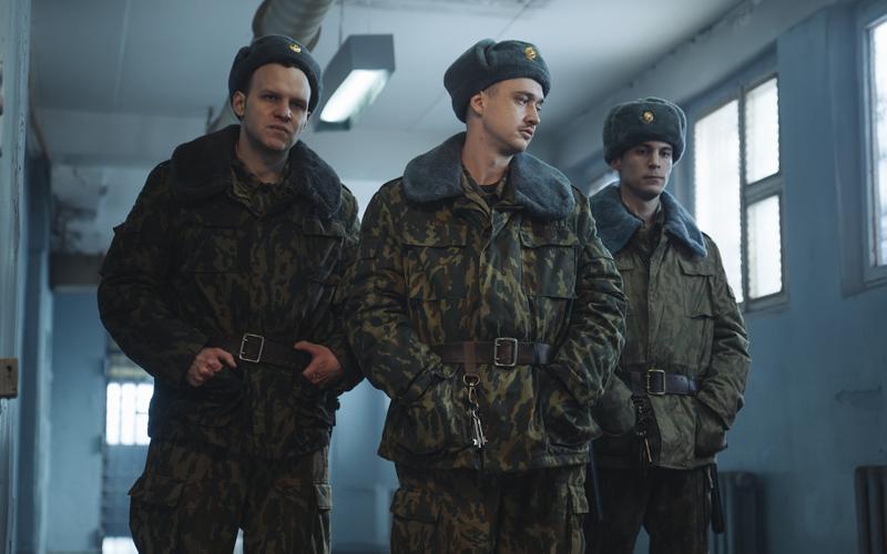 Кавер на «Гражданскую оборону», бритье налысо и снег с Эльбруса: Интересные факты про сериал «Аутсорс»