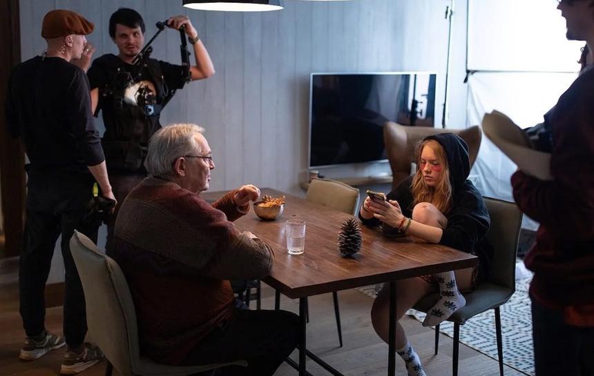 Кадр со съемок сериала «Мамонты»