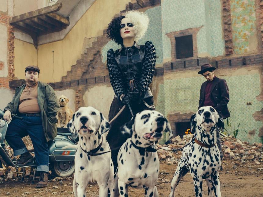 Кадр из фильма «Круэлла»