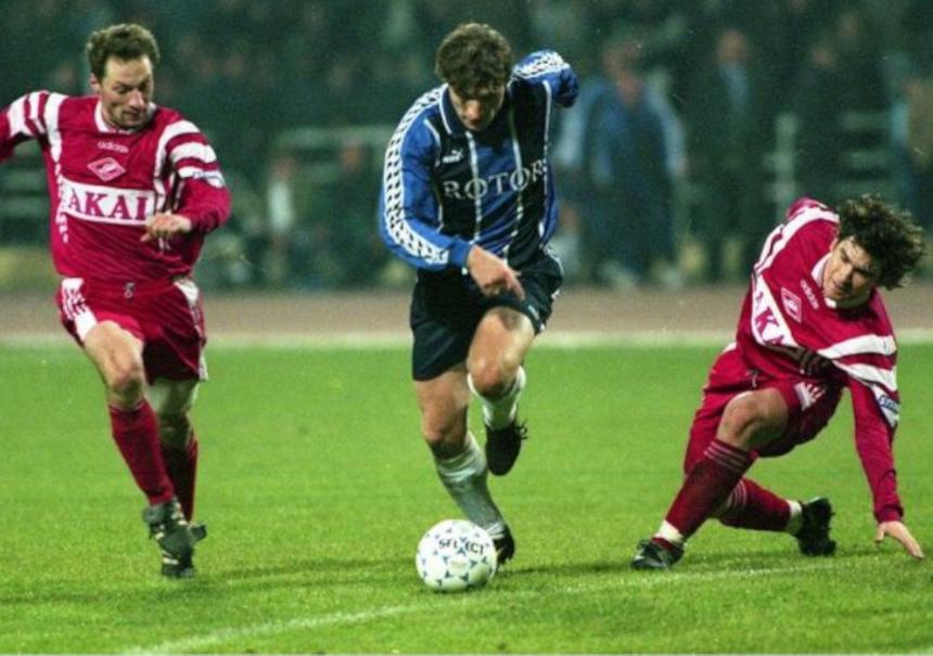 Олег Веретенников (в центре)