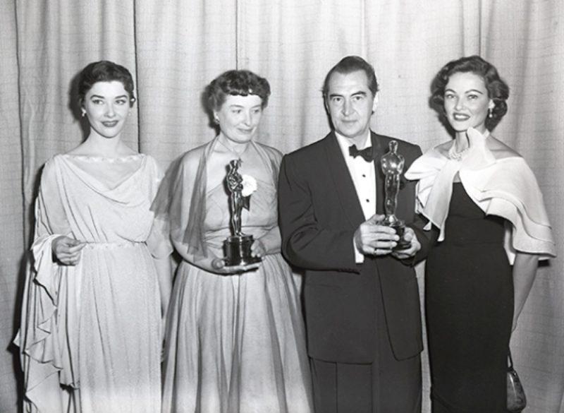 Чарльз Ле Мэр и Эмиль Сантьяго с премиями «Оскар» за костюмы к «Плащанице»