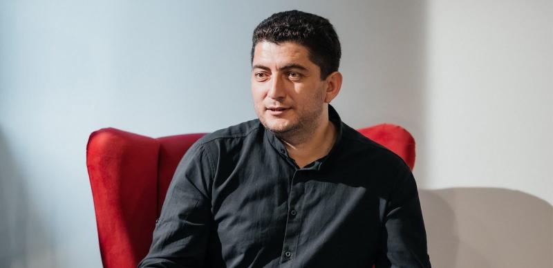 «Секунда недействия, промедления делает из тебя аутсайдера»: Интервью с Олегом Хамоковым, режиссером «Узлов»