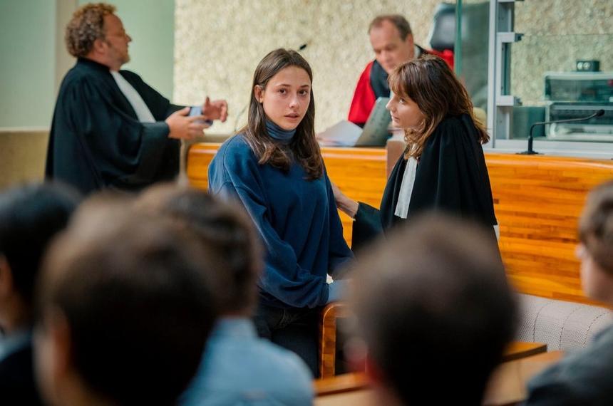 Кадр из фильма «Дела человеческие»