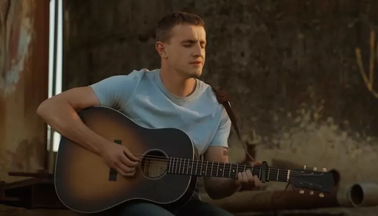 Пол Мескал выпустил песню Slip Away для экранизации «Кармен»