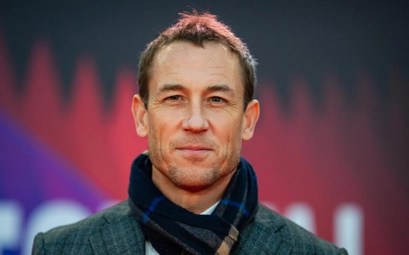 Звезда «Короны» Тобайас Мензис получил роль в «Формуле-1» с Брэдом Питтом