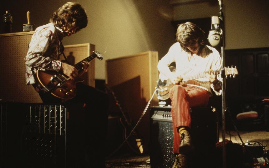 Мик Джаггер (слева) и Кит Ричардс записывают гитарные партии для трека «Sympathy for the Devil»