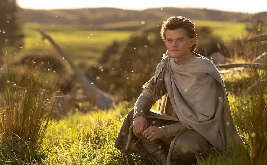 Роберт Арамайо в роли Элронда