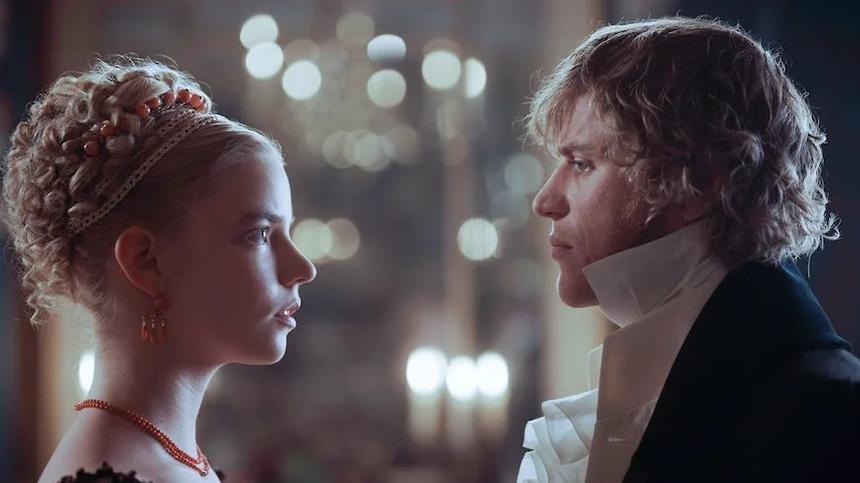 Украшения из кораллов на Эмме Вудхаус