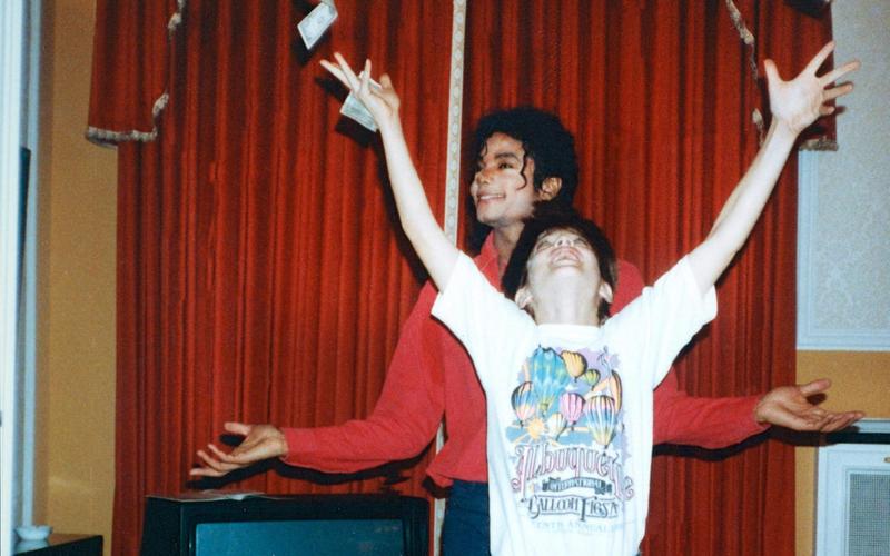 Режиссер «Покидая Неверленд» осудил новый байопик о Майкле Джексоне