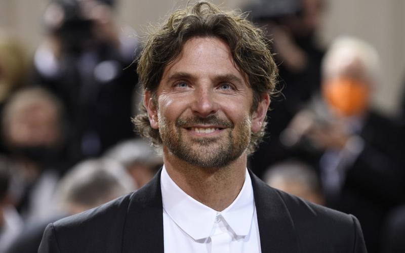 Брэдли Купер и Уилл Арнетт снимутся в фильме «Он вообще включен?»