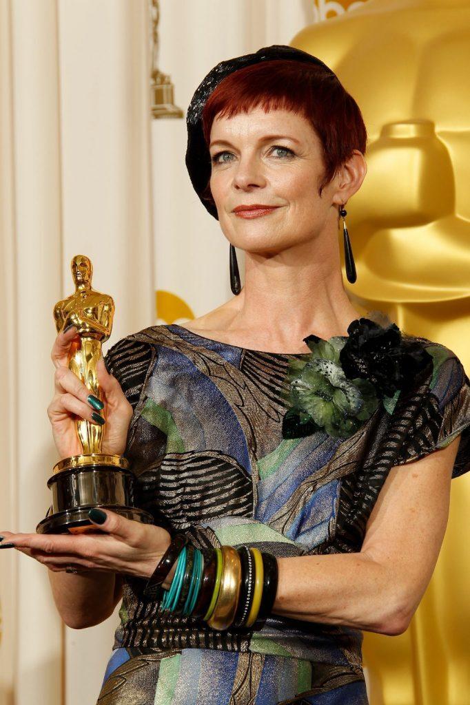 Сэнди Пауэлл с «Оскаром» за фильм «Молодая Виктория»