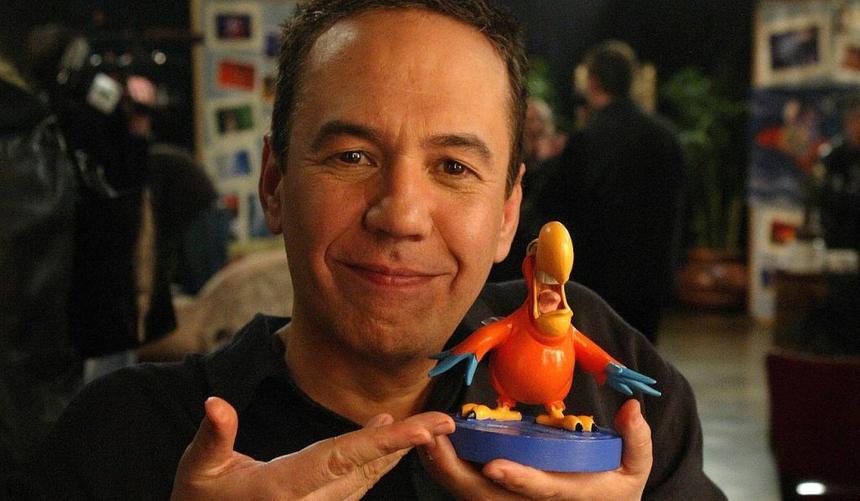 Гилберт Готтфрид с фигуркой Яго