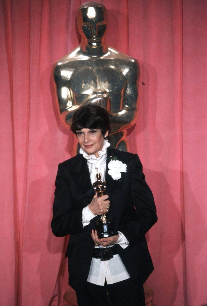 Теони В. Олдридж с «Оскаром» за «Великого Гэтсби»