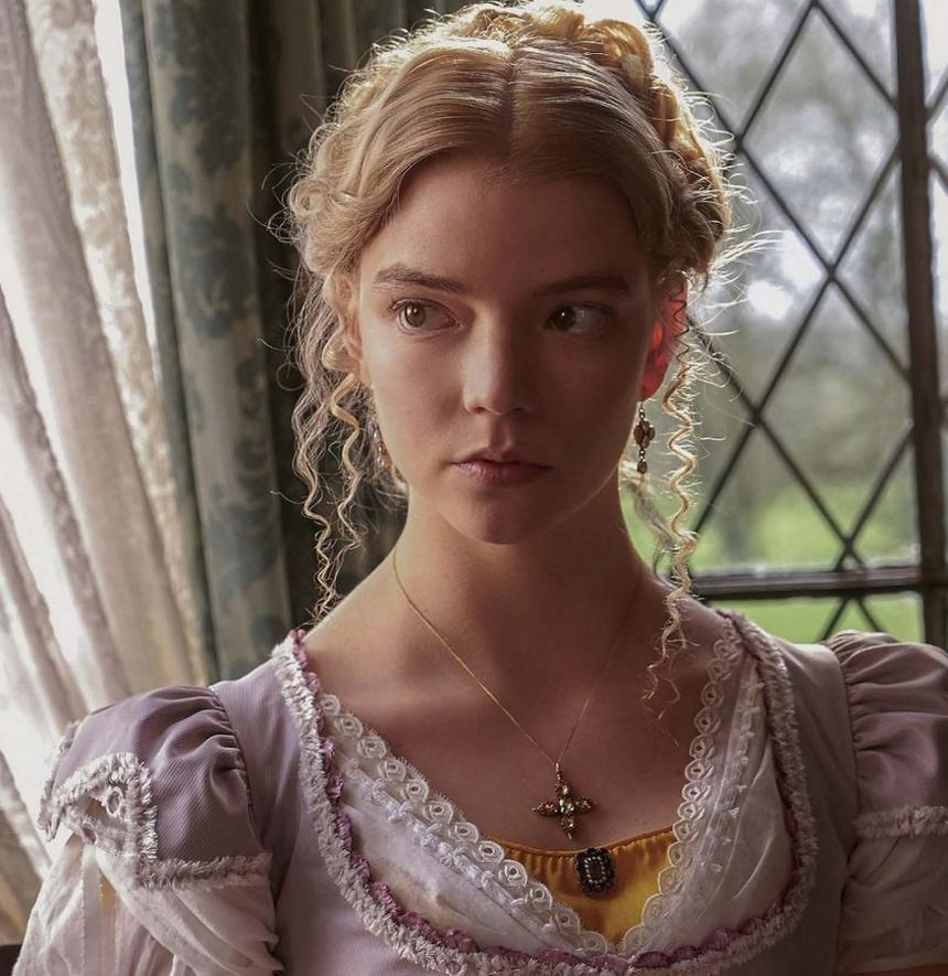 Крест на цепочке на Эмме Вудхаус