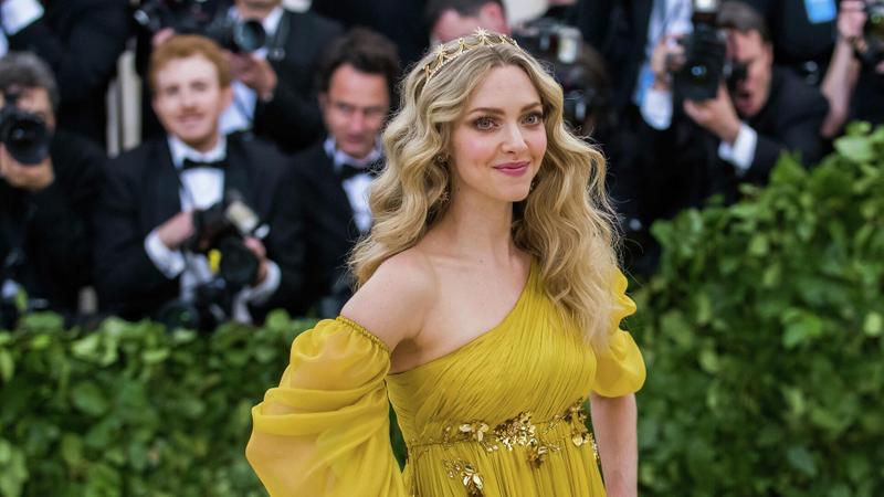 Аманда Сайфред и Ариана ДеБос сыграют в свадебной комедии